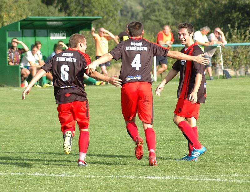 Fotbalisté Kudlovic (v kostkovaném) nenavázali na vítězství v Bánově a před domácími fanoušky odevzdali všechny body Starému Městu.