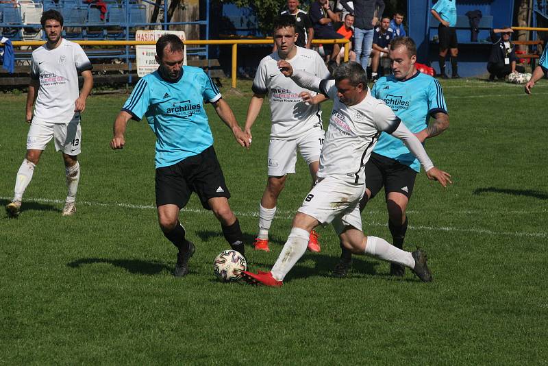 Fotbalisté Ořechova (bílé dresy) v hodovém derby porazili Polešovice 2:0.