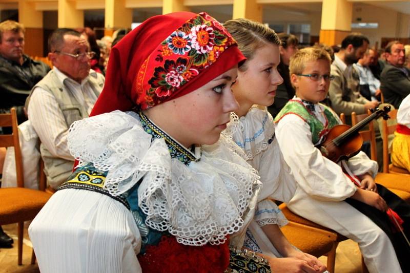 Třetího ročníku pěvecké soutěže Zazpívej, slavíčku, se za doprovodu cimbálovky Pentla zúčastnilo sedmnáct dětí ze Slovácka.