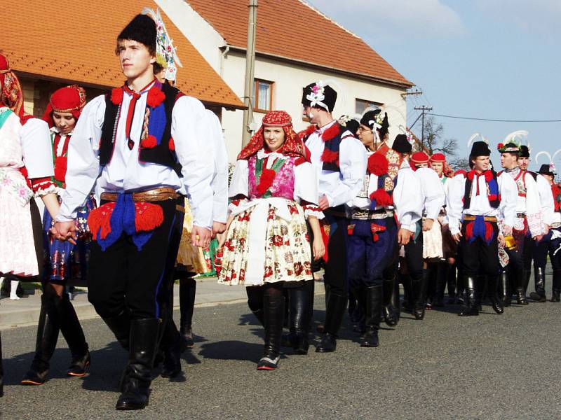 Dvacet krojovaných párů doplnily děti z folklorního souboru Popovjánek