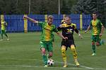 Fotbalisté Strání (černožluté dresy) v sobotním domácím hodovém duelu přehráli Napajedla 3:0.