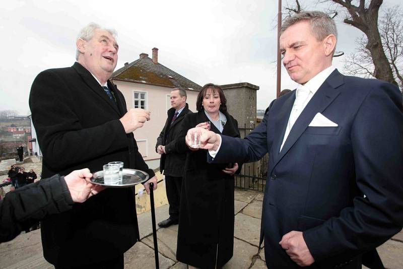 Šéf prezidentské kanceláře Vratislav Mynář se v Osvětimanech oženil s moderátorkou České televize Alexandrou Noskovou. Za svědka mu šel prezident Miloš Zeman