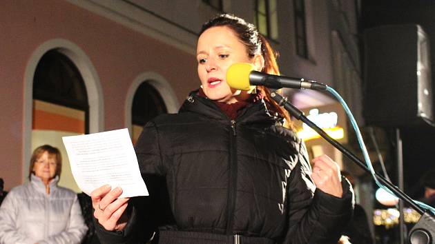 Na Masarykovo náměstí v Uherském Hradišti si přišlo koledy zazpívat asi pět set lidí.