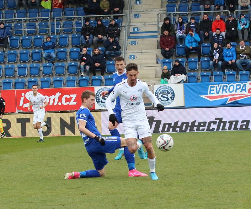 Fotbalisté Slovácka (bílé dresy) přivítali ve 23. kole FORTUNA:LIGY Mladou Boleslav.