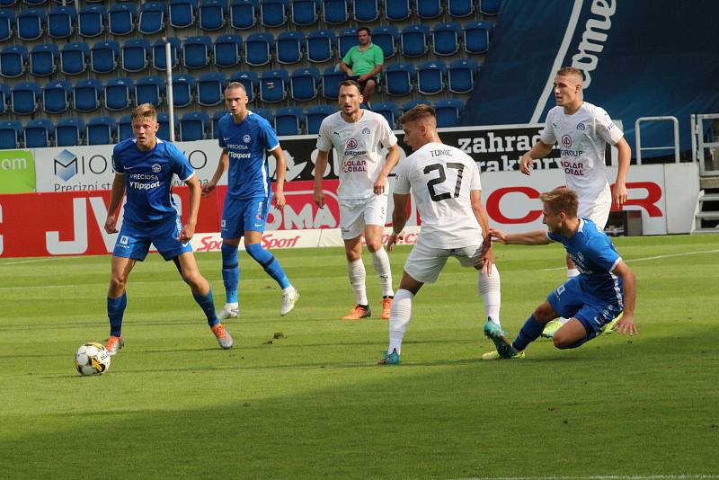 Fotbalisté Slovácka (bílé dresy) v 5. kole FORTUNA:LIGY vyzvali Slovan Liberec.