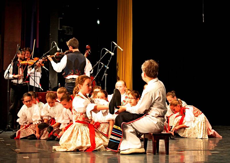 Třináct dětských folklorních souborů roztleskalo čtyři stovky diváků.