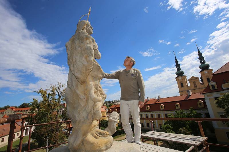 Restaurování sloupu  Panny Marie ( 1. 1/4 20. stol ) ve Velehradě.Na snímku restaurátor Josef Petr