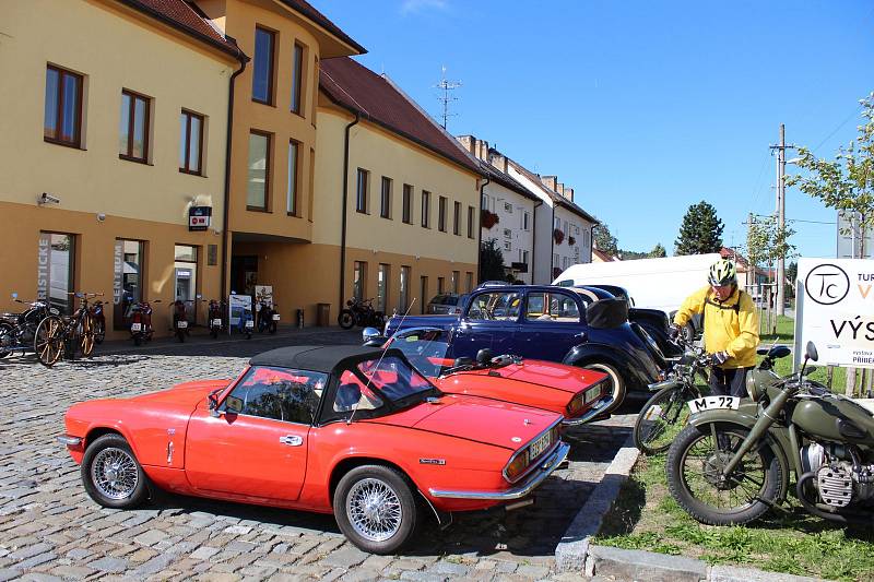 Slunečné počasí přálo v neděli cílové jízdě členů Slováckého Veteran Car Clubu Uherské Hradiště.