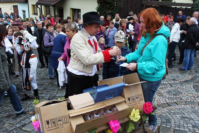 Komponovaný program se odehrával pod starobylou kapličkou v centru obce.