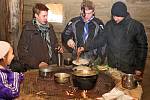 V CHÝŠÍCH SLOVANŮ. Skautíci se museli starat o oheň a přípravu jídla. Potraviny jim však Slované do jejich příbytků nepřivezli. Ty si skauti museli přinést ze svých domovů.