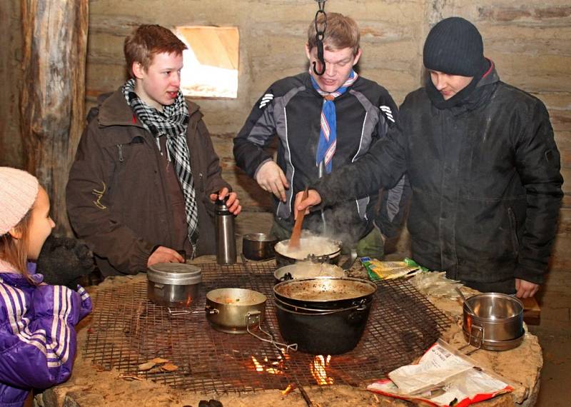 V CHÝŠÍCH SLOVANŮ. Skautíci se museli starat o oheň a přípravu jídla. Potraviny jim však Slované do jejich příbytků nepřivezli. Ty si skauti museli přinést ze svých domovů.