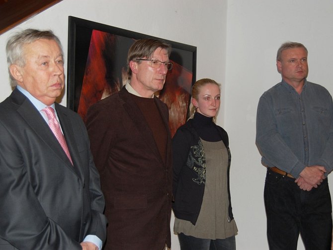 Na vernisáži se setkali čtyři umělci z regionu. Zleva: Zdeněk Hudeček, František a Lucie Chrástkovi a Vladimír Zálešák