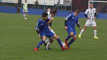 Fotbalisté Kunovic (modré dresy) v 11. kole krajské I. A třídy skupiny B i bez omluveného trenéra Chaloupky zdolali Těšnovice 2:1.