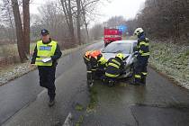 Na Uherskohradišťsku havarovalo auto, spolujezdec skončil se zraněním