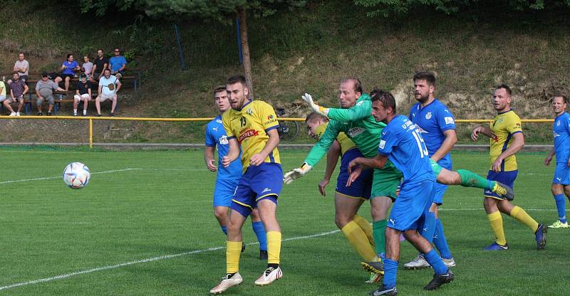 Fotbalisté Starého Města (žluté dresy) zdolali ve šlágru 4. kola I. B třídy sk. C domácí Ořechov 4:0.