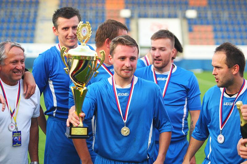 Fotbalisté Uherského Ostrohu (v modrých dresech) po okresním přeboru vyhráli i pohár, když ve finále zdolali Jankovice 1:0.