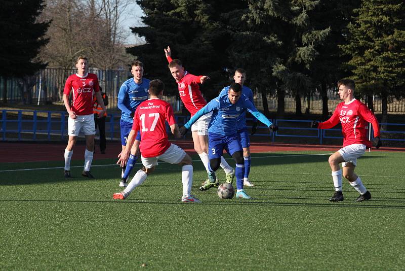 Fotbalisté Uherského Brodu (červené dresy) v 19. kole MSFL podlehli doma na Lapači Otrokovicím 2:3.