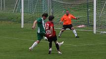 Fotbalisté Zlechova (červenočerné dresy) v 6. kole I. B třídy skupiny C zdolali Ostrožskou Novou Ves 1:0.