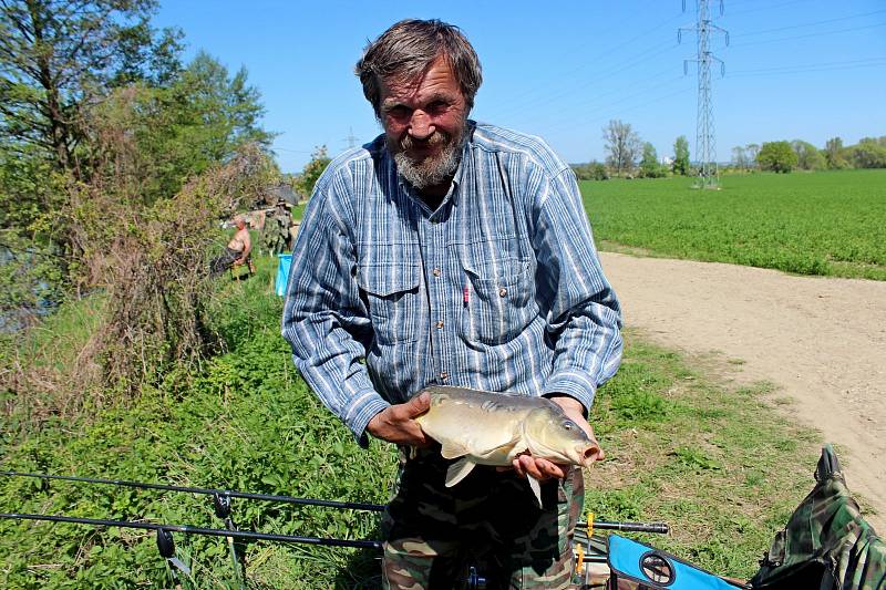 U VODY. 15. ročníku jarních závodů se v Kostelanech nad Moravou zúčastnilo 101 dospělých i malých rybářů ze Slovácka, východní a jižní Moravy.