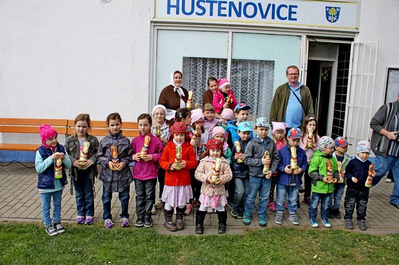 VYNESLI MORENU. Zlatým hřebem nedělního programu v Huštěnovicích bylo loučení se zimou a přinesení létečka do vsi.  