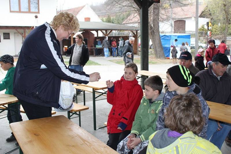 Sladkosti dostaly od senátorky Jany Juřenčáková nejen účinkující, ale i kluci a holky v obecenstvu.