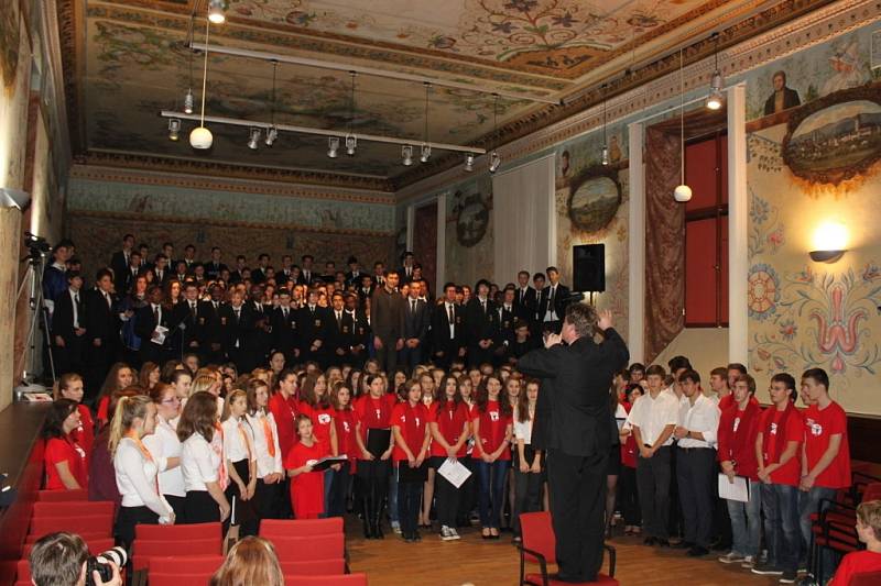 Alleluia, to byla poslední píseň, která na koncertu zazněla v podání 280 mladých pěvců z církevních škol z Česka i ze zahraničí. Dirigoval je Filip Macek.