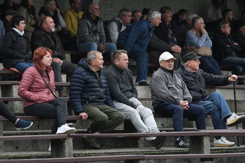 Fotbalisté Hluku (modré dresy) zakončili podzimní část sezony domácí výhrou nad Nivnicí 3:1.