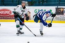 Hokejisté Hodonína (bílé dresy) v 11. kole 2. ligy zdolali poslední Valašské Meziříčí 2:0.