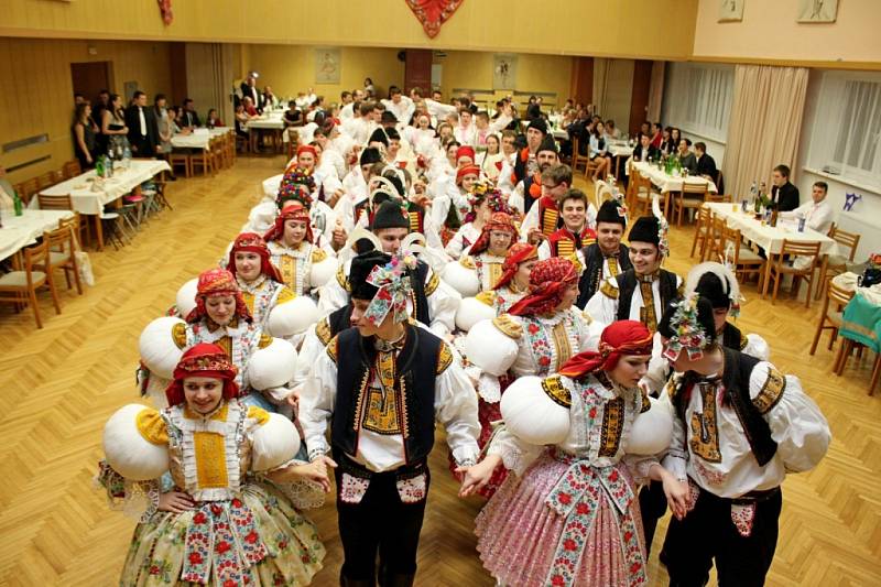 Už při slavnostním defilé a pak i při předtančení české besedy vynikly pestrobarevné oděvy tanečnic a tanečníků. 