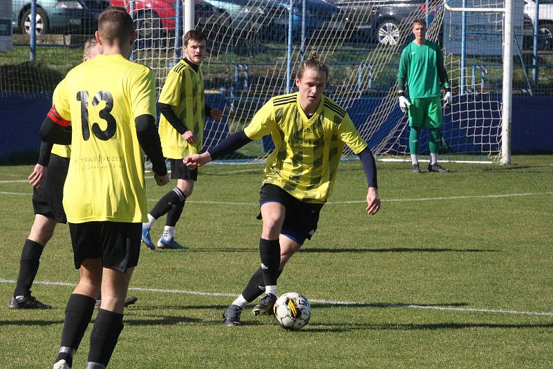 Emotivní derby v Kunovicích přineslo dva góly, čtyři červené karty a remízu 1:1.