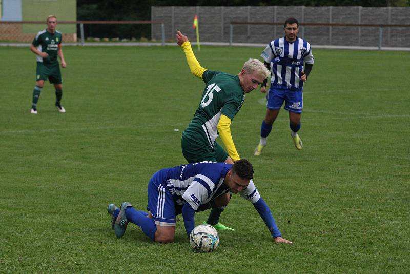 Fotbalisté Nivnice (zelené dresy) doma otočili zápas 7. kola I. A třídy skupiny B, Nedachlebice zdolali 2:1.