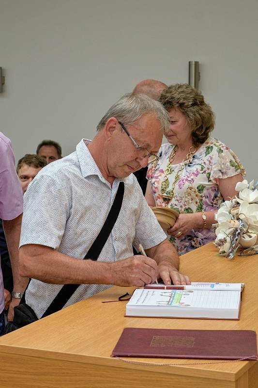Stolní tenisté Ostrožské Nové Vsi oslavili šedesáté výročí založené i na radnici, kde je přijala starostka Jaroslava Bedřichová.