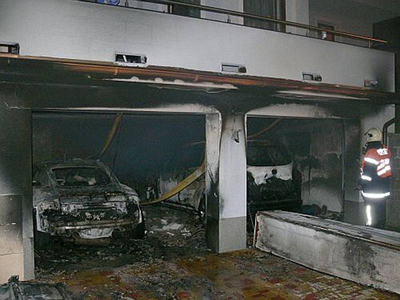Rozsáhlý požár dvojgaráže rodinného domu v Uherském Brodě.