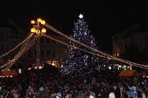 V Uherském Hradišti na Masarykově náměstí odstartoval starosta Stanislav Blaha letošní Vánoce rozsvěcením vánočního stromu jménem Štístko, které vybrali čtenáři Slováckého deníku.