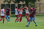 Fotbalisté Slavkova (bíločervené dresy) na úvod nové sezony zdolali Velký Ořechov 1:0.