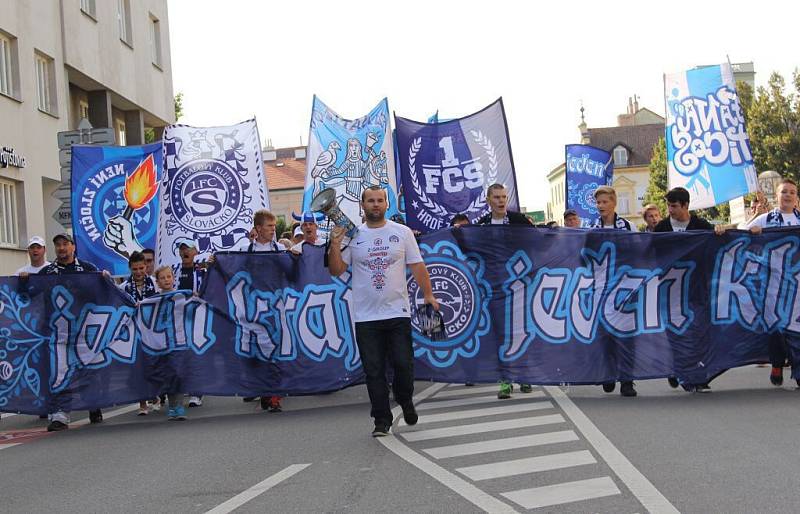 Průvod fanoušků Slovácka Uherským Hradištěm před zápasem s Libercem