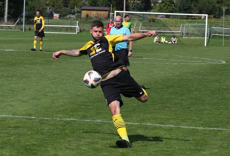 Fotbalisté Strání (černožluté dresy) v sobotním domácím hodovém duelu přehráli Napajedla 3:0.