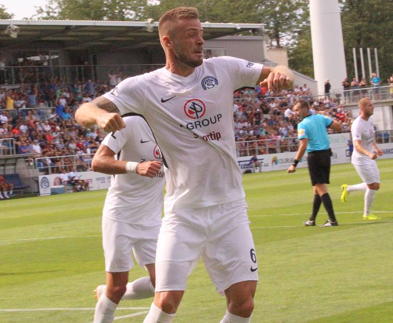 Fotbalisté Slovácka (v bílých dresech) nastoupili proti Olomouci i s bývalým reprezentantem Michalem Kadlecem.