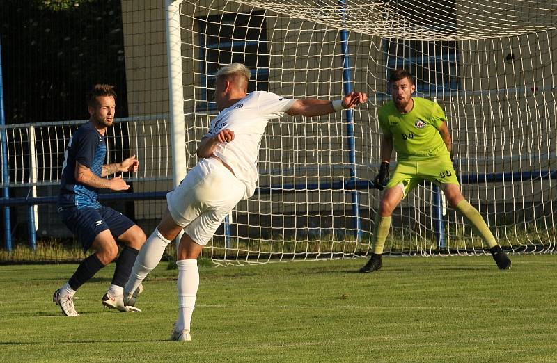 Fotbalisté Slovácka (bílé dresy) na úvod přípravy přehráli Vyškov 6:1.