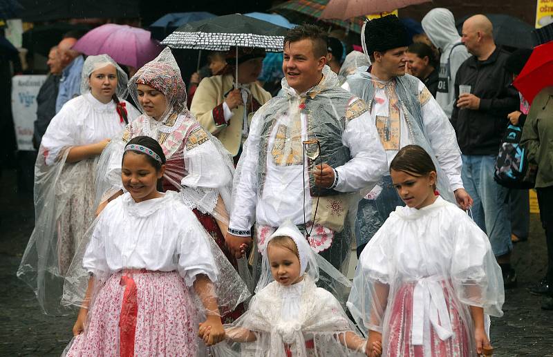 Tradičnímu defilé na Masarykově náměstí nepřálo počasí.