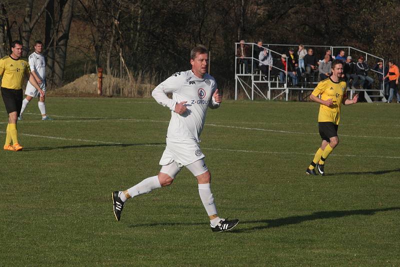 Fotbalisté Vlčnova (bílé dresy) zakončili podzimní část sezony domácí porážkou 0:4 s Topolnou.