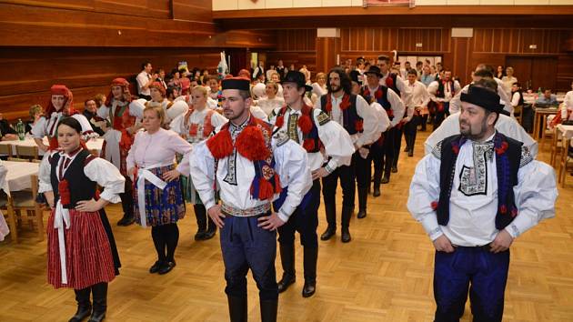 Moravská beseda v choreografii starostky Popovic Jitky Novákové se stala jedním z vrcholů sobotního večera v tamním kulturním domě, kde se konal v pořadí už 7. ročník krojového plesu. 