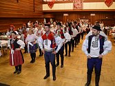 Moravská beseda v choreografii starostky Popovic Jitky Novákové se stala jedním z vrcholů sobotního večera v tamním kulturním domě, kde se konal v pořadí už 7. ročník krojového plesu. 