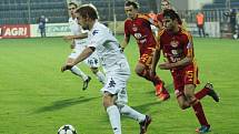 Fotbal Gambrinus liga 1. FC Slovácko - Dukla Praha. U míče Václav Ondřejka, za ním José Romera.