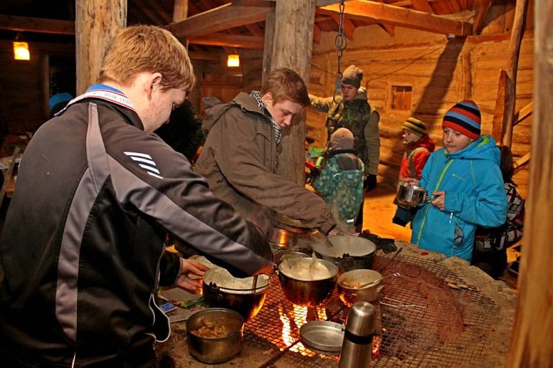 V CHÝŠÍCH SLOVANŮ. Skautíci se museli starat o oheň a přípravu jídla. Potraviny jim však Slované do jejich příbytků nepřivezli. Ty si skauti museli přinést ze svých domovů.