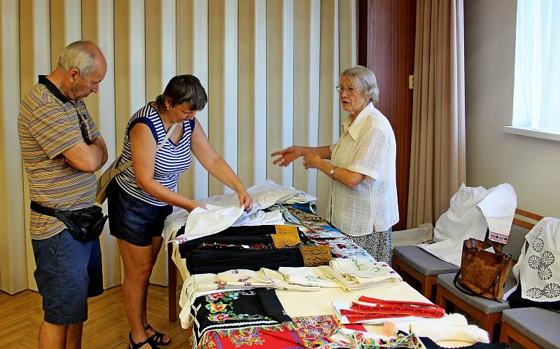 Na 11. ročníku burzy krojů v kulturním domě v Babicích se letos prezentovala řada vystavovatelů a tvůrců lidových oděvů.