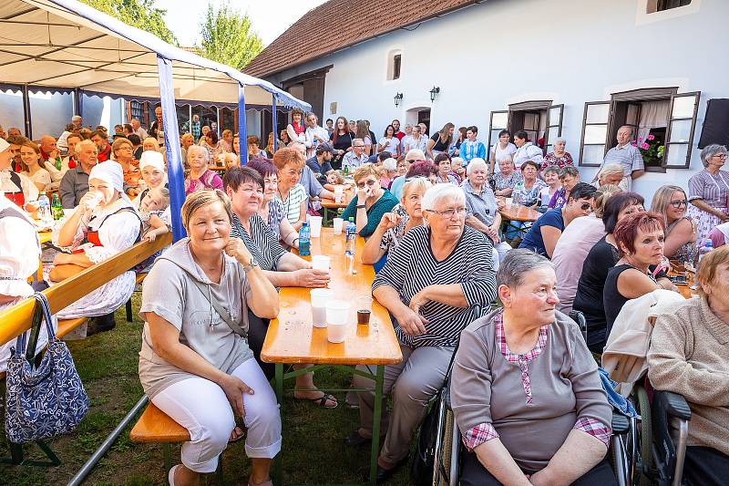 Vaření trnek v Muzeu Na Mlýně v Dolním Němčí 4. září 2021 i s doprovodným programem. Nádvoří plné diváků