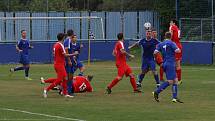 Fotbalisté Kunovic (modré dresy) ve 3. kole krajské I. A třídy skupiny B podlehli Újezdci 1:4.