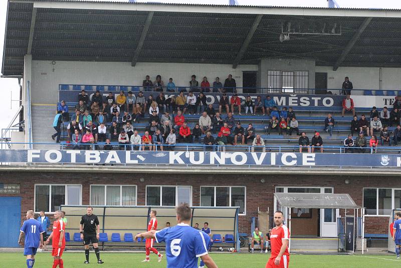 Fotbalisté Kunovic (v modrých dresech)  v 5. kole I. A třídy skupiny odlehli favorizovaným Osvětimanům 2:4.