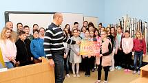 Žáci Základní školy Červená cesta v Kunovicích získali na dobročinné účely 10.020 korun. V pátek 16.února předali symbolický šek řediteli Charity Uherské Hradiště Jiřímu Jakešovi.